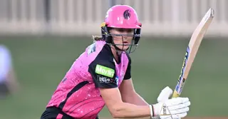 উইমেন্স বিগ ব্যাশে এলিসা পেরির সেঞ্চুরিতে সিডনি সিক্সার্সের জয়